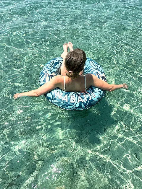 Se détendre sur sa bouée à la plage de l'Estagnol