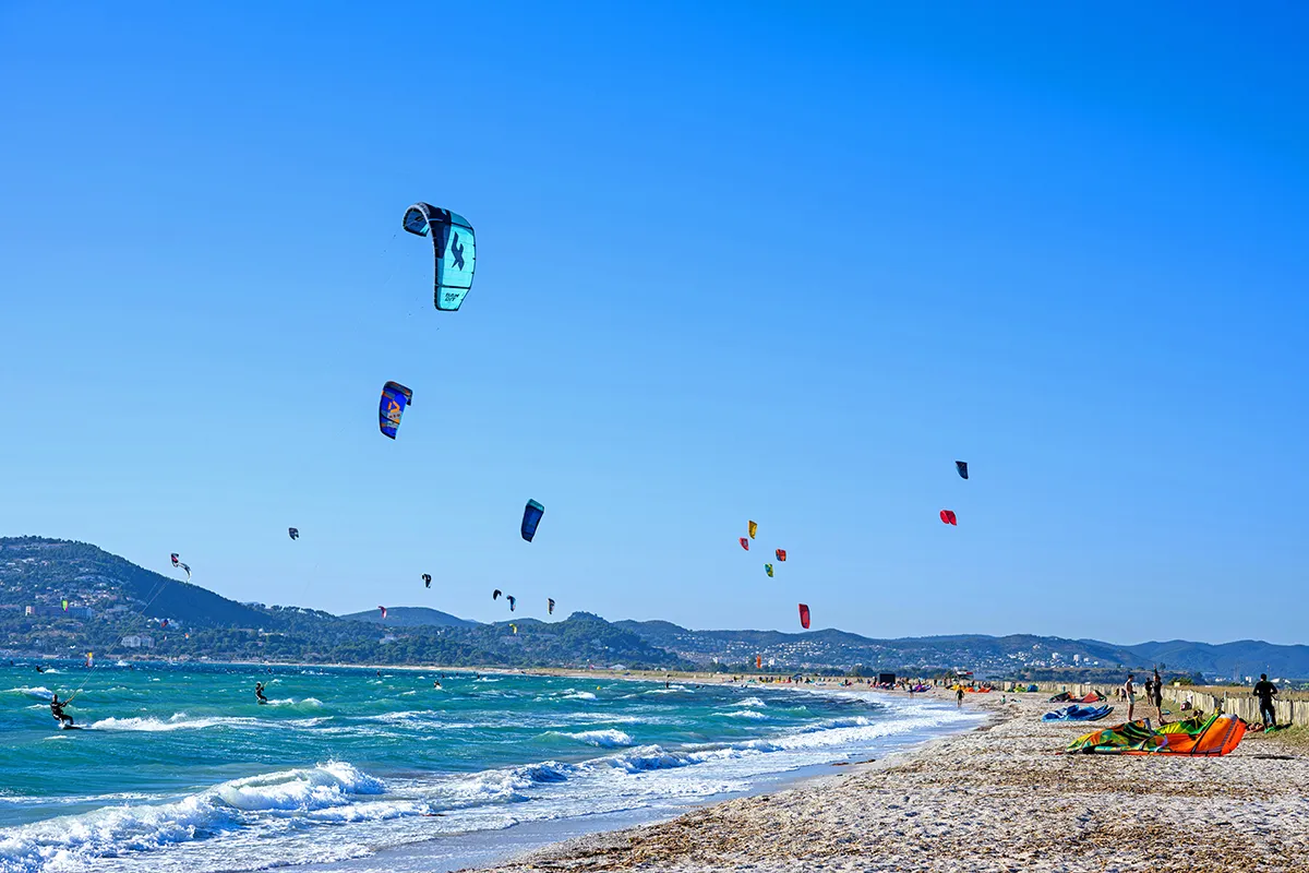Plage de l'Almanarre à Hyères, paradis des kitesurfeurs