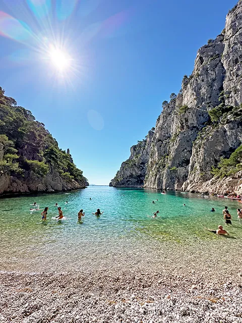 Se détendre sur la plage de la calanque d'En-Vau