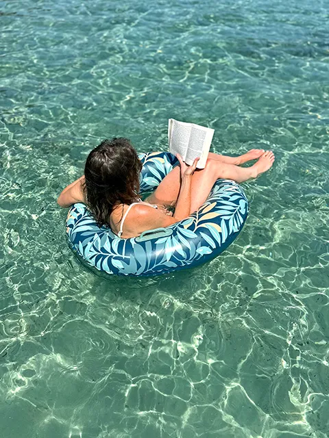 Se détendre dans la mer sur la plage du Grand Jardin