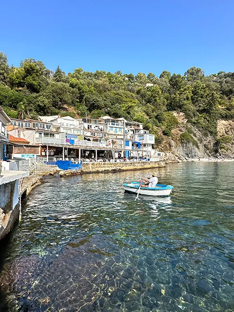 Point de vue sur le village de l'anse Méjean