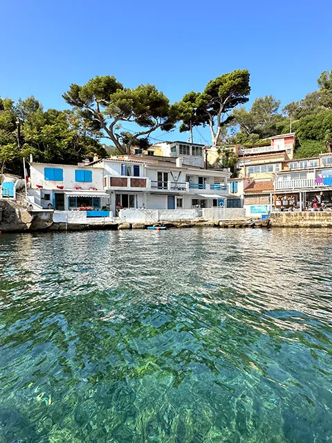 L'anse Méjean et ses cabanons, un petit village aux airs de Grèce