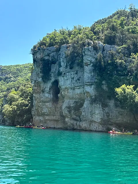 Grotte dans les basses gorges du Verdon