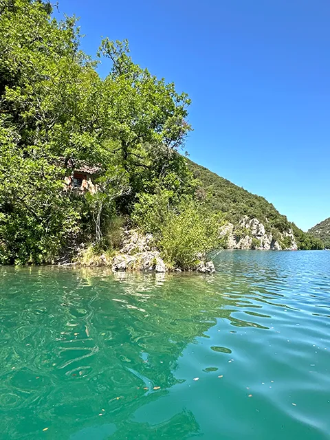 Cabane cachée dans les basses gorges du Verdon