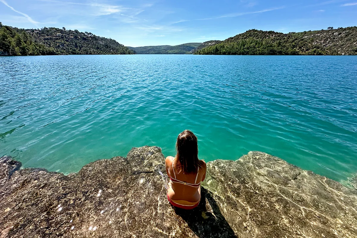 Le lac d'Esparron, une beauté immense et sauvage 