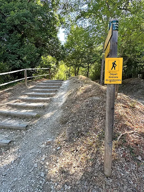 Départ de la randonnée ver l'île du barbu au lac d'Esparron