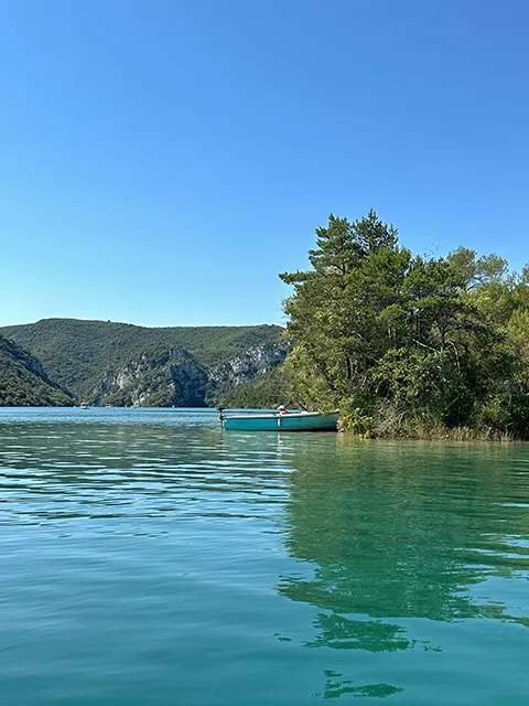 Se baigner dans le lac d'Esparron : sur l'île du Barbu