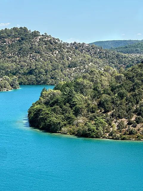 Le décor naturel du lac d'Esparron