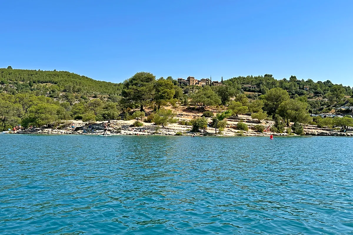 Plage principale à Esparron-de-Verdon