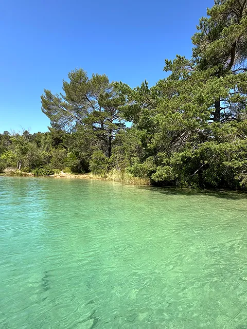 Se baigner au lac d'Esparron : face au site naturel du Pont Coupé