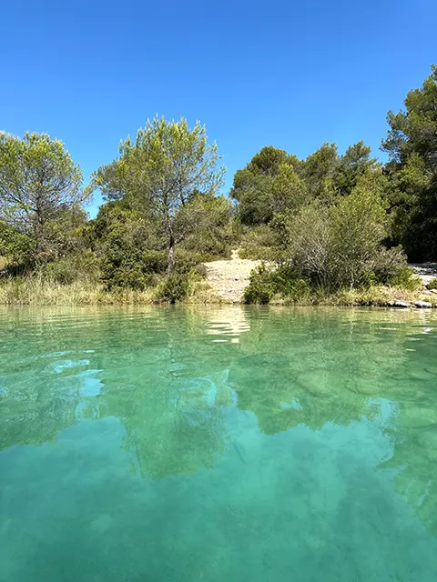 Se baigner au lac d'Esparron : face au site naturel du Pont Coupé
