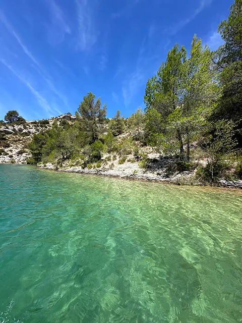 Se baigner au lac d'Esparron près du barrage de Gréoux