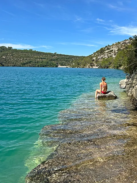 Où se baigner au lac d'Esparron ? Criques près du barrage de Gréoux