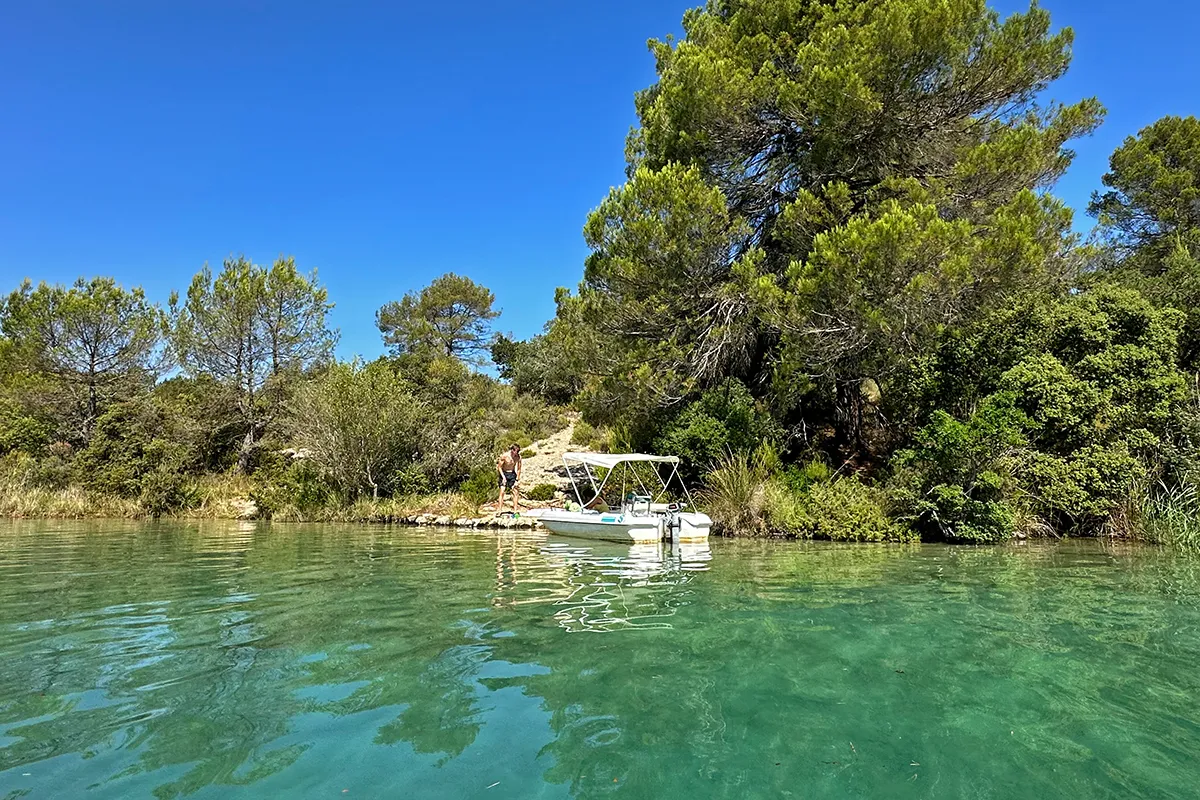 Bateau électrique dans le lac d'Esparron