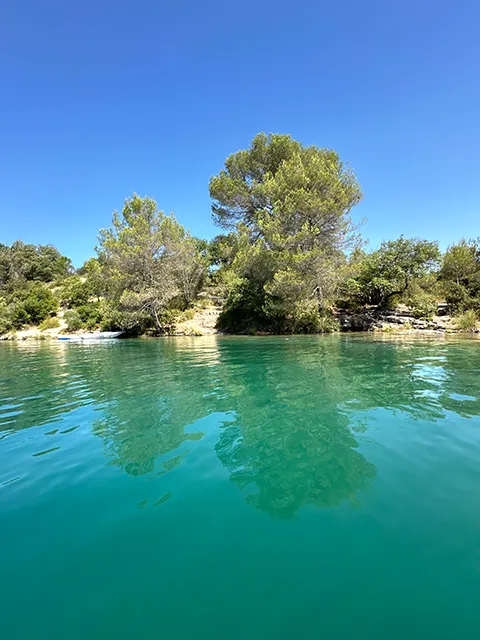 Randonnée vers le "Quartier" au lac d'Esparron