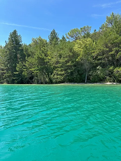 Crique après la plage Saint-Julien au lac d'Esparron