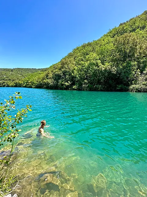 Se baigner du côté de Saint-Julien au lac d'Esparron