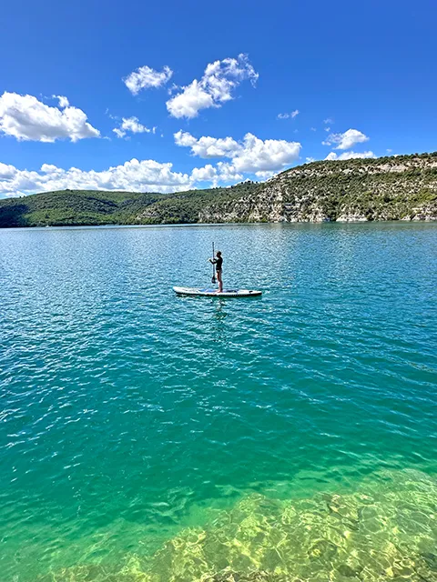 Faire le tour du lac d'Esparron en paddle, une activité à ne pas rater