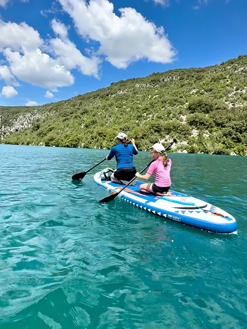 Faire le tour du lac d'Esparron en paddle en famille