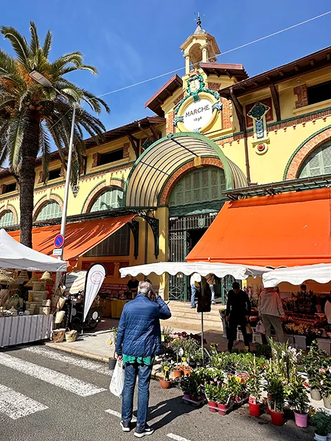 La façade du marché des Halles