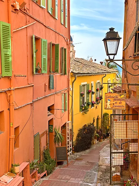 Visiter Menton et parcourir ses ruelles pavées