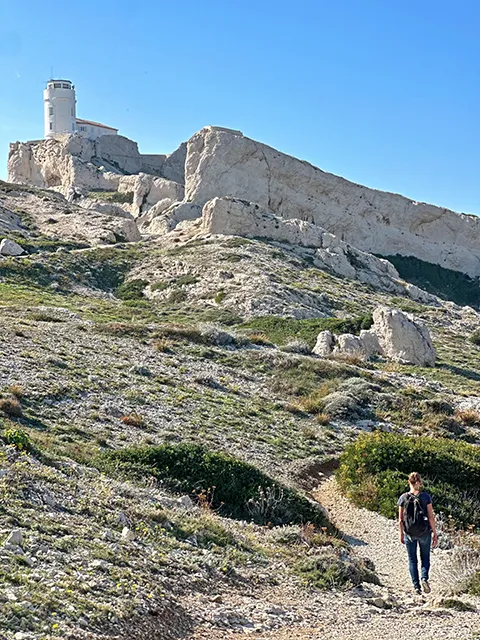 Randonnée à pied sur l'île Pomègues au Frioul