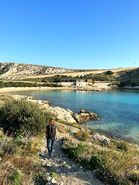Vue sur la calanque Saint-Estève aux îles du Frioul