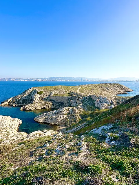 Une visite insolite de Marseille ? Partez pour les îles du Frioul !