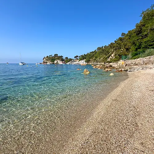 L'anse Méjean, une plage incontournable à découvrir dans le sud de la France.