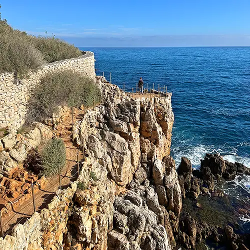 Randonner sur le Cap d'Antibes, un incontournable du sud de la France
