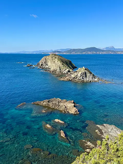 Vue depuis la crique des Chevaliers sur la presqu'île de Giens