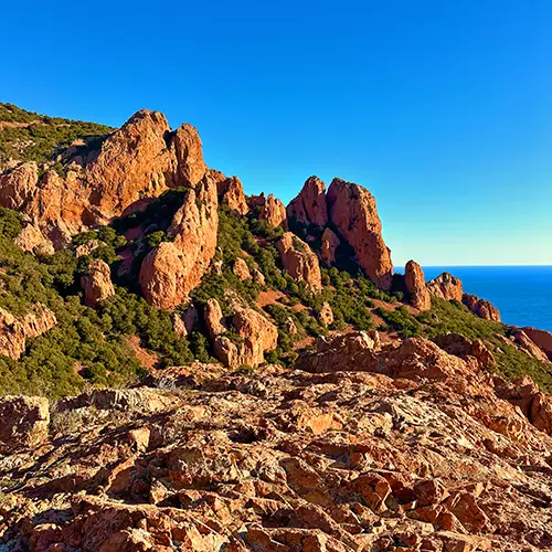 Les roches rouges du Massif de l'Estérel, une curiosité à voir dans le sud de la France.