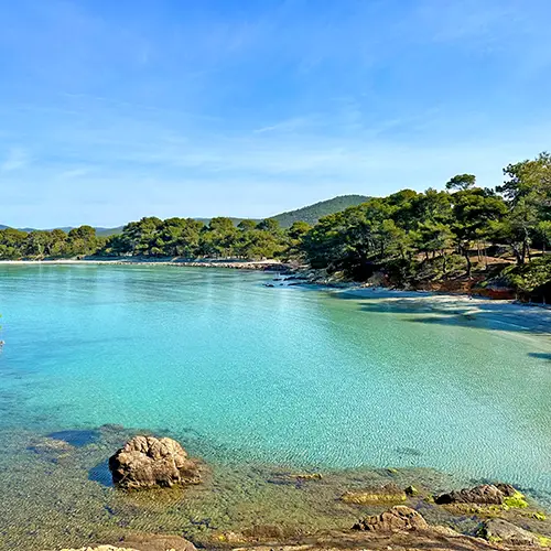 Les eaux turquoise de la plus belle plage du var, la plage de l'Estagnol
