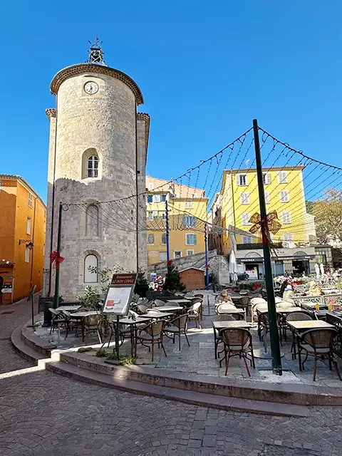 La place Massillon dans le vieux Hyères