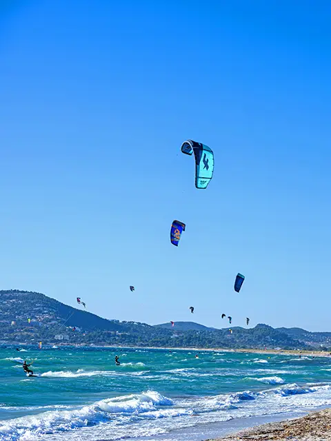Les kite-surfers de la plage de l'Almanarre