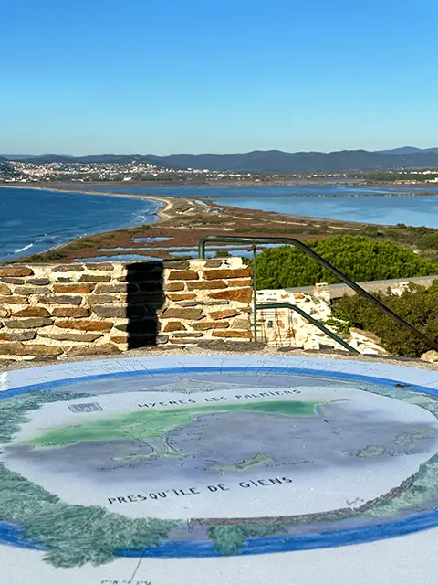 Vue depuis les hauteurs du village de Giens