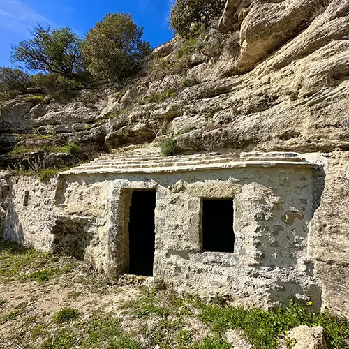 Le village troglodytique de Barry, un endroit insolite du sud de la France.