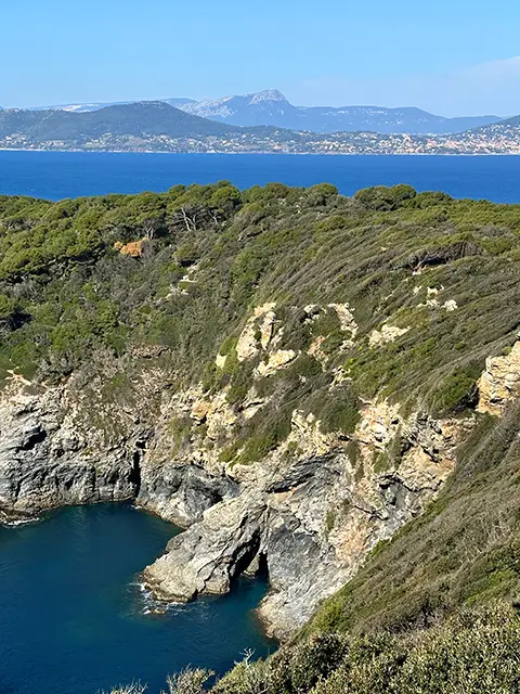 Vue sur la grotte de la calanque du Blé sur la presqu'île de Giens