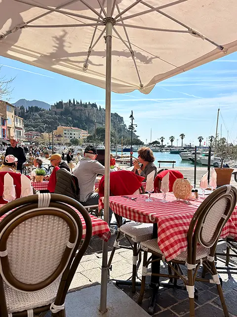 Déjeuner en terrasse lors d'un week-end à Cassis