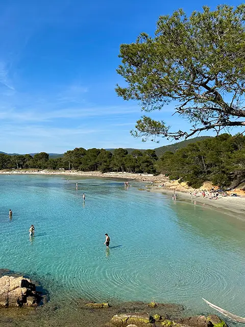 Que faire dans le Var durant 1 semaine de vacances ? Se baigner à la plage de l'Estagnol