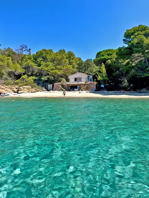 La crique du Figuier au pied du Domaine du Rayol