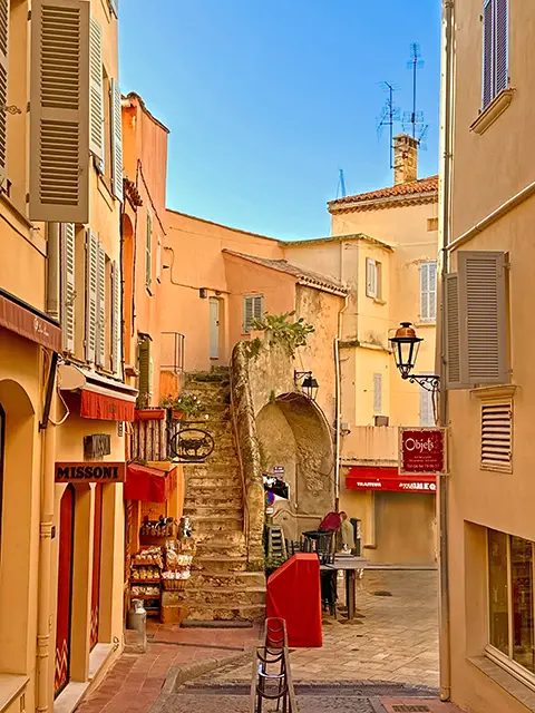 les ruelles du Saint-Tropez authentique