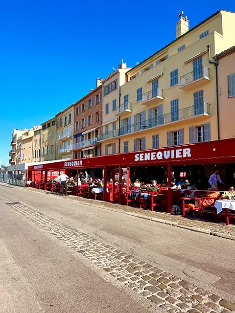 Le fameux bar Senequier à Saint-Tropez