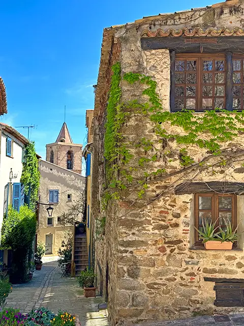Visitez un des plus beaux villages du Golfe de Saint-Tropez pendant vos vacances dans le Var