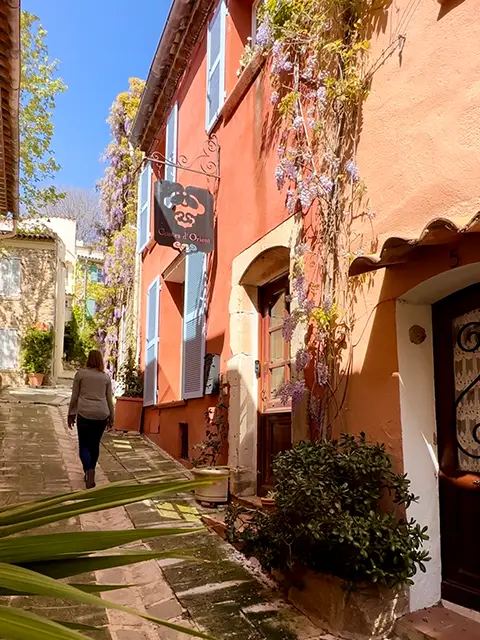 Les ruelles colorées du village de Grimaud