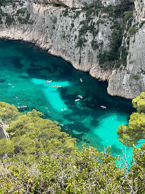 kayak dans la calanque d'En-Vau, un incontournable pour un week-end à Cassis