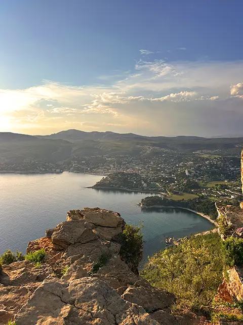 Admirer le coucher de soleil sur Cassis depuis le Cap Canaille