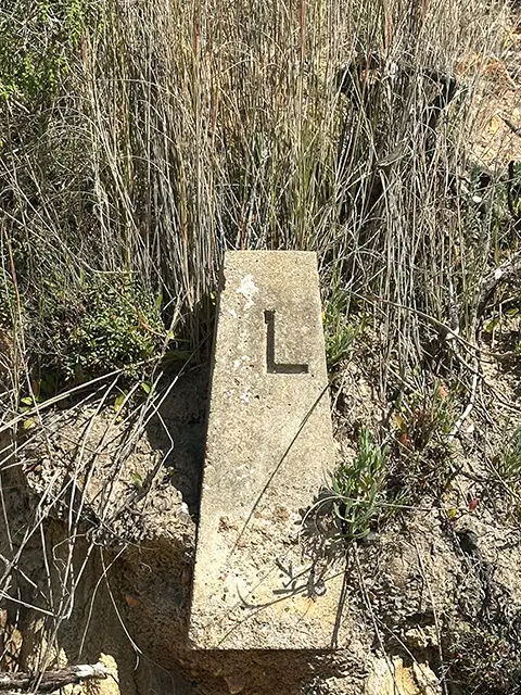 Borne gravée d'un "L" à la plage du Luxembourg
