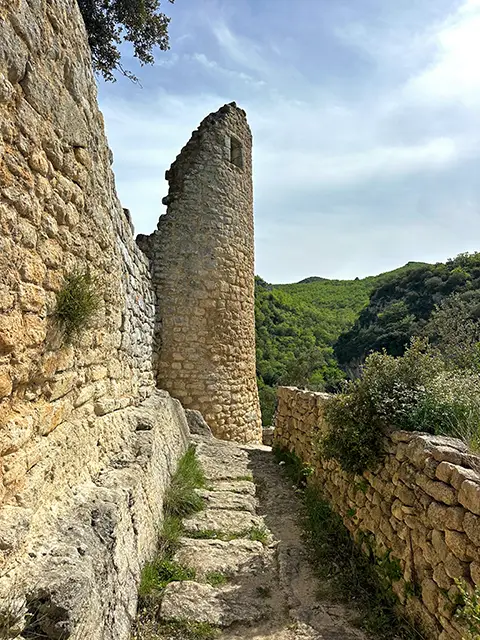 Apprendre l'histoire du Fort de Buoux