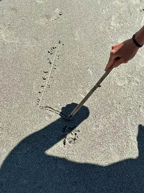 Jouer à dessiner c'est gagner sur le sable !